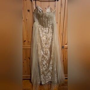 Elegant Gold Floral Gown with Tulle Overlay